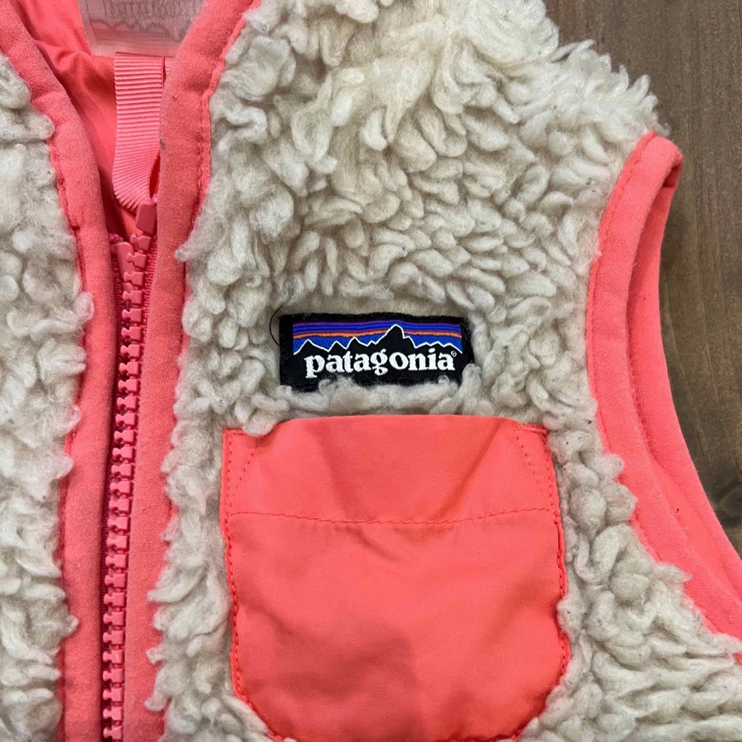 patagonia(パタゴニア)の美品パタゴニア　レトロx ベストピンク　12m キッズ/ベビー/マタニティのベビー服(~85cm)(ジャケット/コート)の商品写真