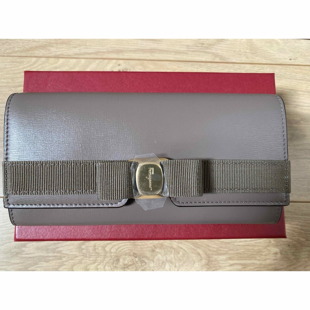 新品 フェラガモ 長財布 ニューヴァラ リボン