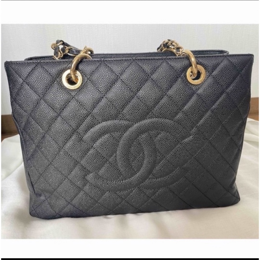 CHANEL(シャネル)のシャネル　マトラッセ GST チェーントート　黒　キャビアスキン　ゴールド金具 レディースのバッグ(トートバッグ)の商品写真