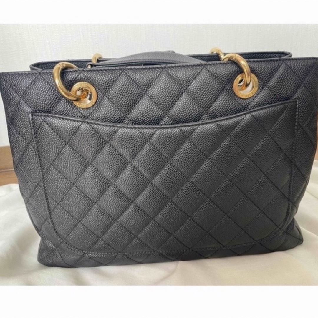 CHANEL(シャネル)のシャネル　マトラッセ GST チェーントート　黒　キャビアスキン　ゴールド金具 レディースのバッグ(トートバッグ)の商品写真