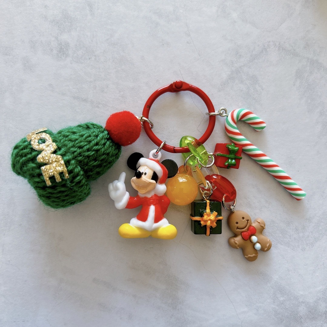 ミッキーマウス🐭じゃらじゃらキーホルダー クリスマス🎄⭐️ エンタメ/ホビーのおもちゃ/ぬいぐるみ(キャラクターグッズ)の商品写真