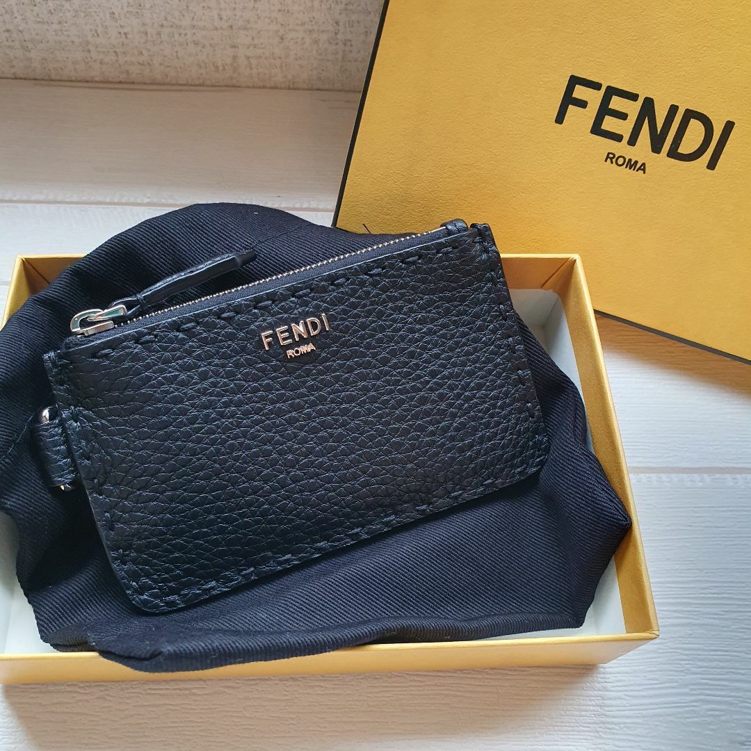 FENDI ブラックレザービジネスカードケース