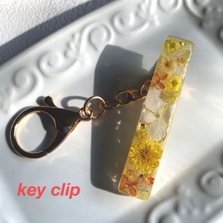 R84 キークリップ　ハンドメイド　ドライフラワー　レジン(キーホルダー/ストラップ)