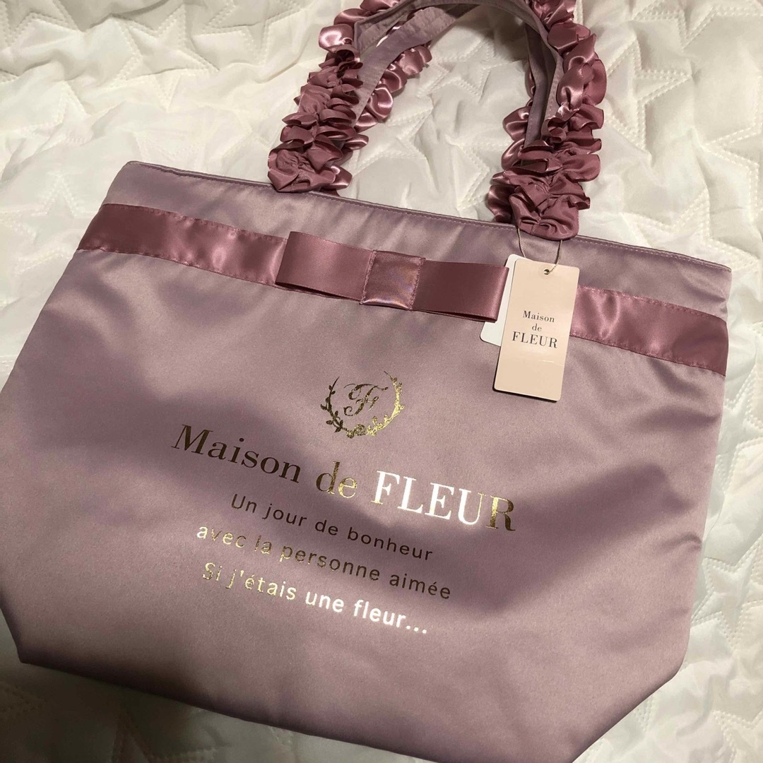 Maison de FLEUR(メゾンドフルール)のMaison de FLEUR  ブランドロゴフリル　ハンドル　トート　M レディースのバッグ(トートバッグ)の商品写真