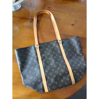 LOUIS VUITTON - LOUIS VUITTON モノグラムの総柄が浮かび上がる白 ...