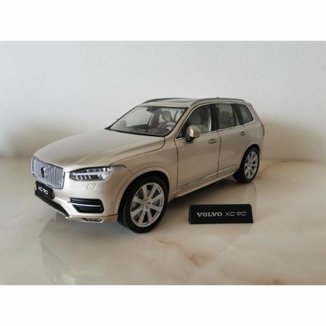 ミニカー 1/18 ボルボ VOLVO XC90 2022 サンドメタリック