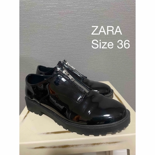 ザラ(ZARA)のZARA ファスナー付き ローファー　ブラック　 Size36(ローファー/革靴)
