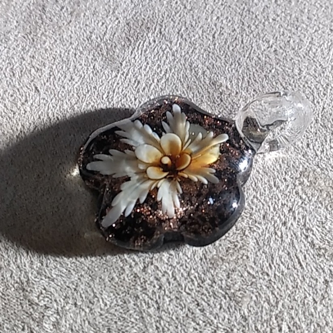ベネチアガラスペンダント・ガラスペンダント・花型 レディースのアクセサリー(ネックレス)の商品写真