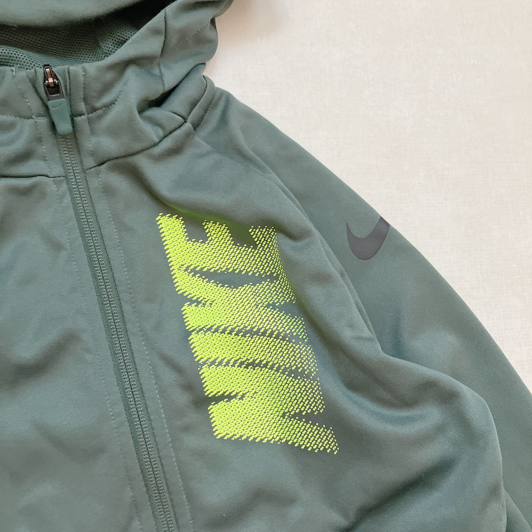 NIKE(ナイキ)のナイキ ドライフィット ジップ パーカー キッズ 120 130 グリーン キッズ/ベビー/マタニティのキッズ服男の子用(90cm~)(ジャケット/上着)の商品写真