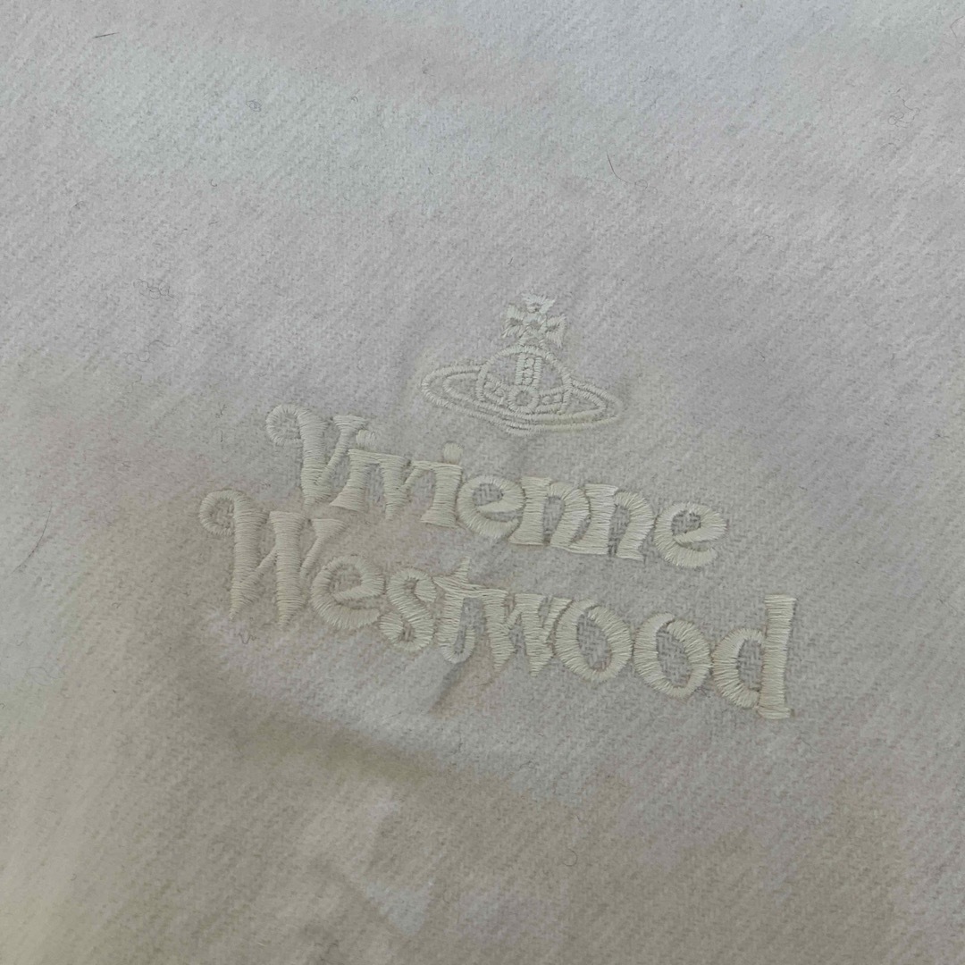 Vivienne Westwood(ヴィヴィアンウエストウッド)のヴィヴィアンウエストウッド　マフラー　中古　ホワイト レディースのファッション小物(マフラー/ショール)の商品写真