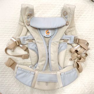 エルゴベビー(Ergobaby)のエルゴベビー オムニブリーズ サンドベージュ　よだれカバー付き(抱っこひも/おんぶひも)