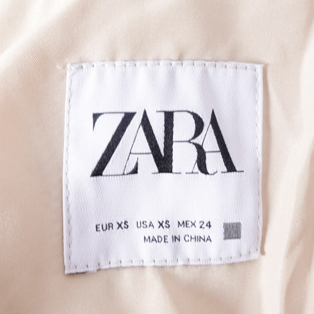 ZARA(ザラ)のZARA　ザラ　ダウンジャケット　XS　白 レディースのジャケット/アウター(ダウンジャケット)の商品写真