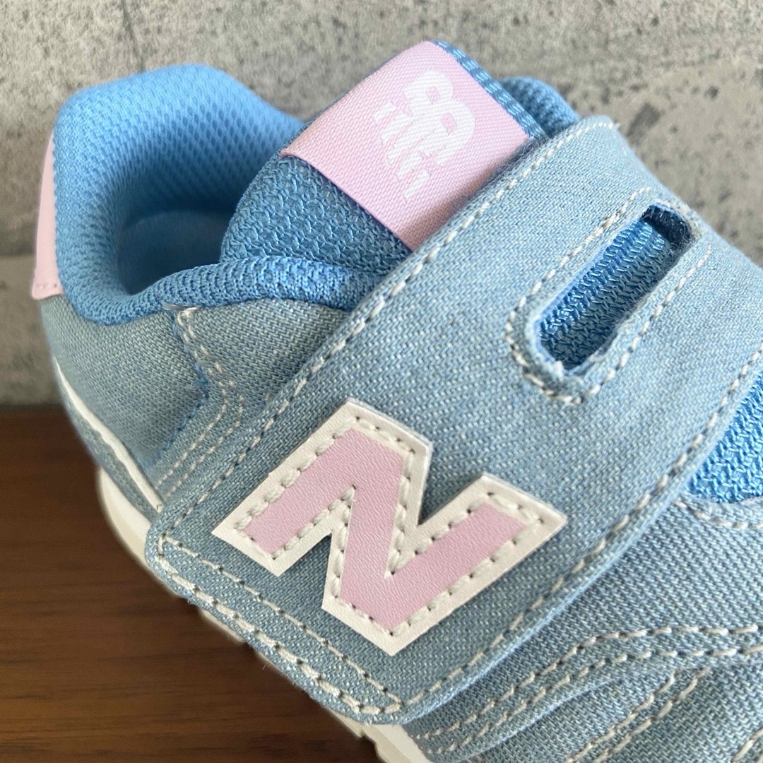 New Balance(ニューバランス)の【新品】15.5センチ ピンク×デニム ニューバランス スニーカー キッズ キッズ/ベビー/マタニティのキッズ靴/シューズ(15cm~)(スニーカー)の商品写真