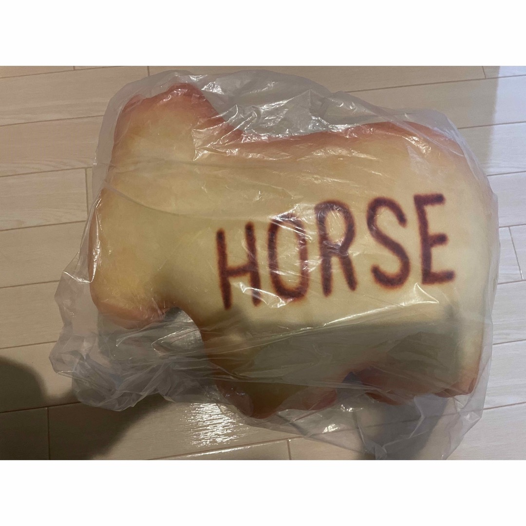 新品未使用未開封！もちもちたべっ子どうぶつクッション HORSE エンタメ/ホビーのおもちゃ/ぬいぐるみ(キャラクターグッズ)の商品写真