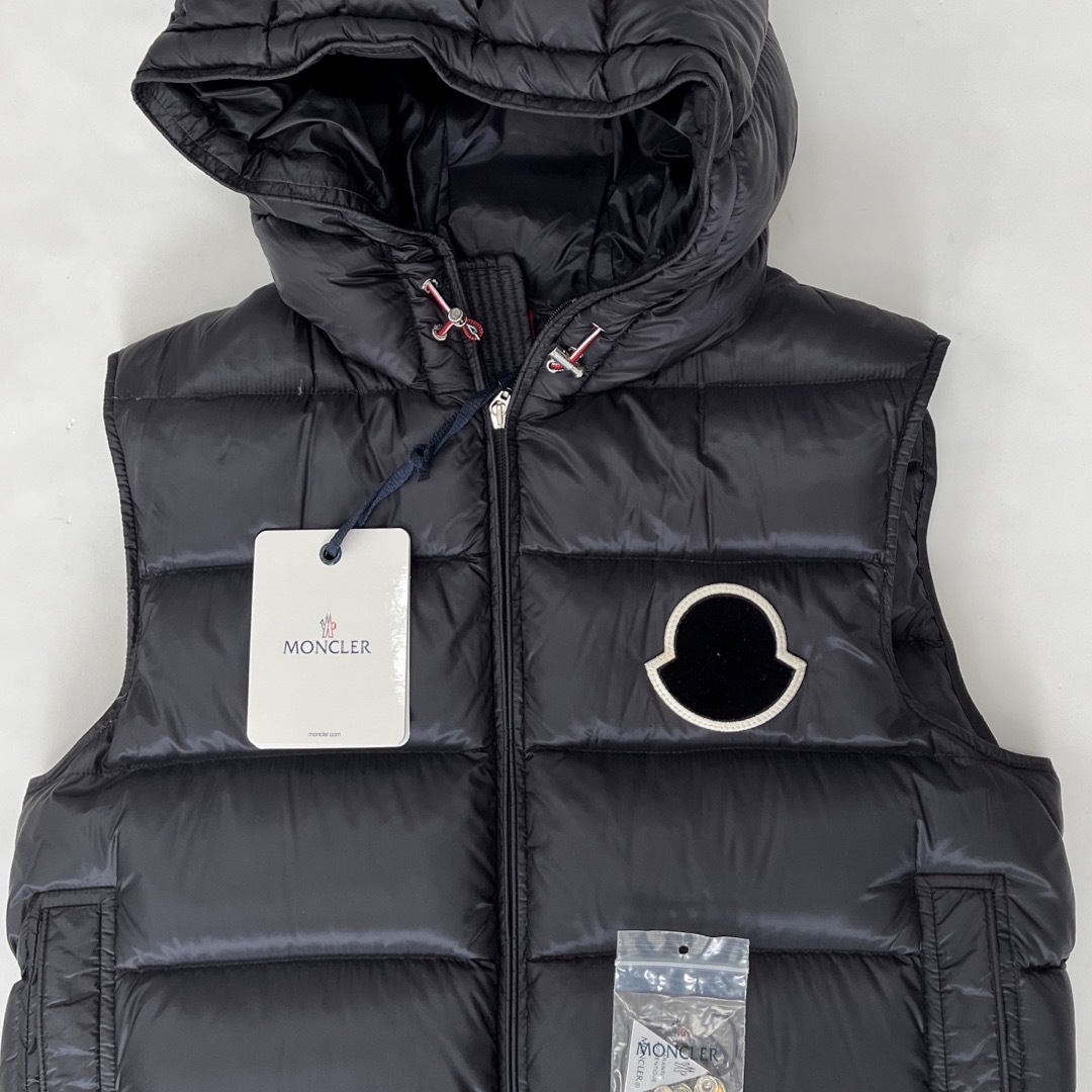 MONCLER(モンクレール)の新品同様 モンクレール VANOISE ダウンベスト サイズ3 メンズのジャケット/アウター(ダウンベスト)の商品写真