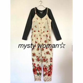 ミスティウーマン(mysty woman)のmysty woman☆花柄サロペット＋首元ビジュー付きグレーロンTラメ入り(サロペット/オーバーオール)