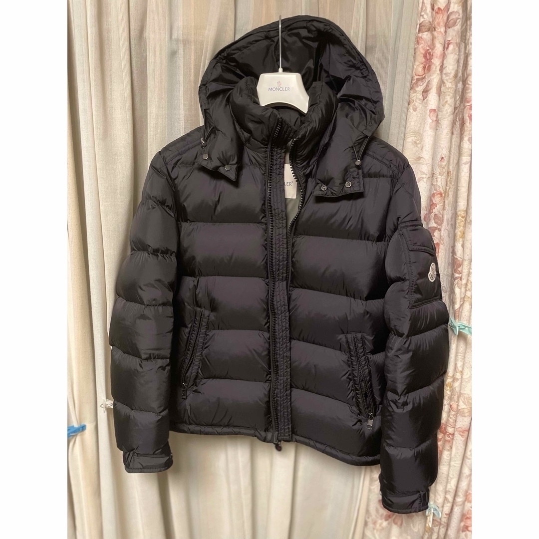 MONCLER(モンクレール)のMONCLER MAYA beams 別注　ブラック　1 メンズのジャケット/アウター(ダウンジャケット)の商品写真