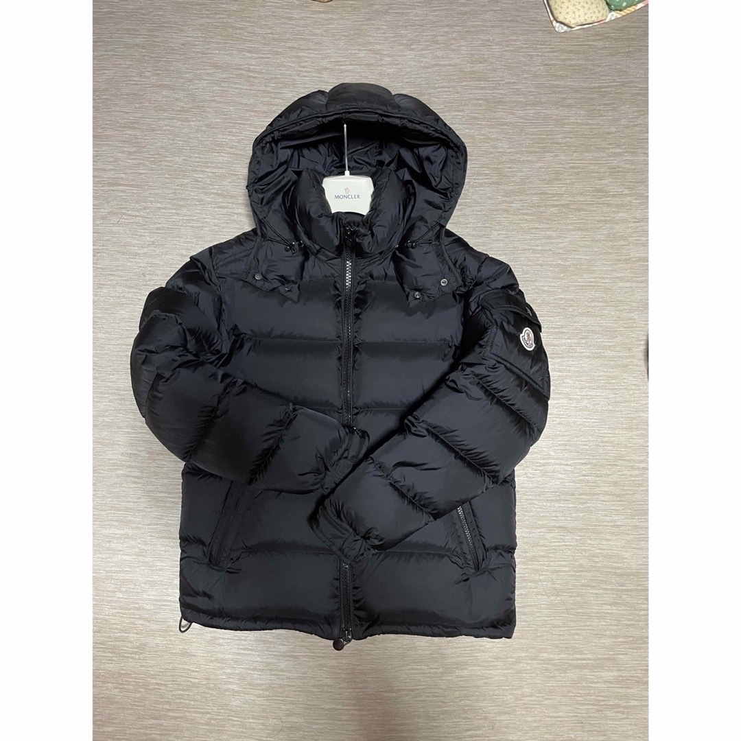 MONCLER(モンクレール)のMONCLER MAYA beams 別注　ブラック　1 メンズのジャケット/アウター(ダウンジャケット)の商品写真