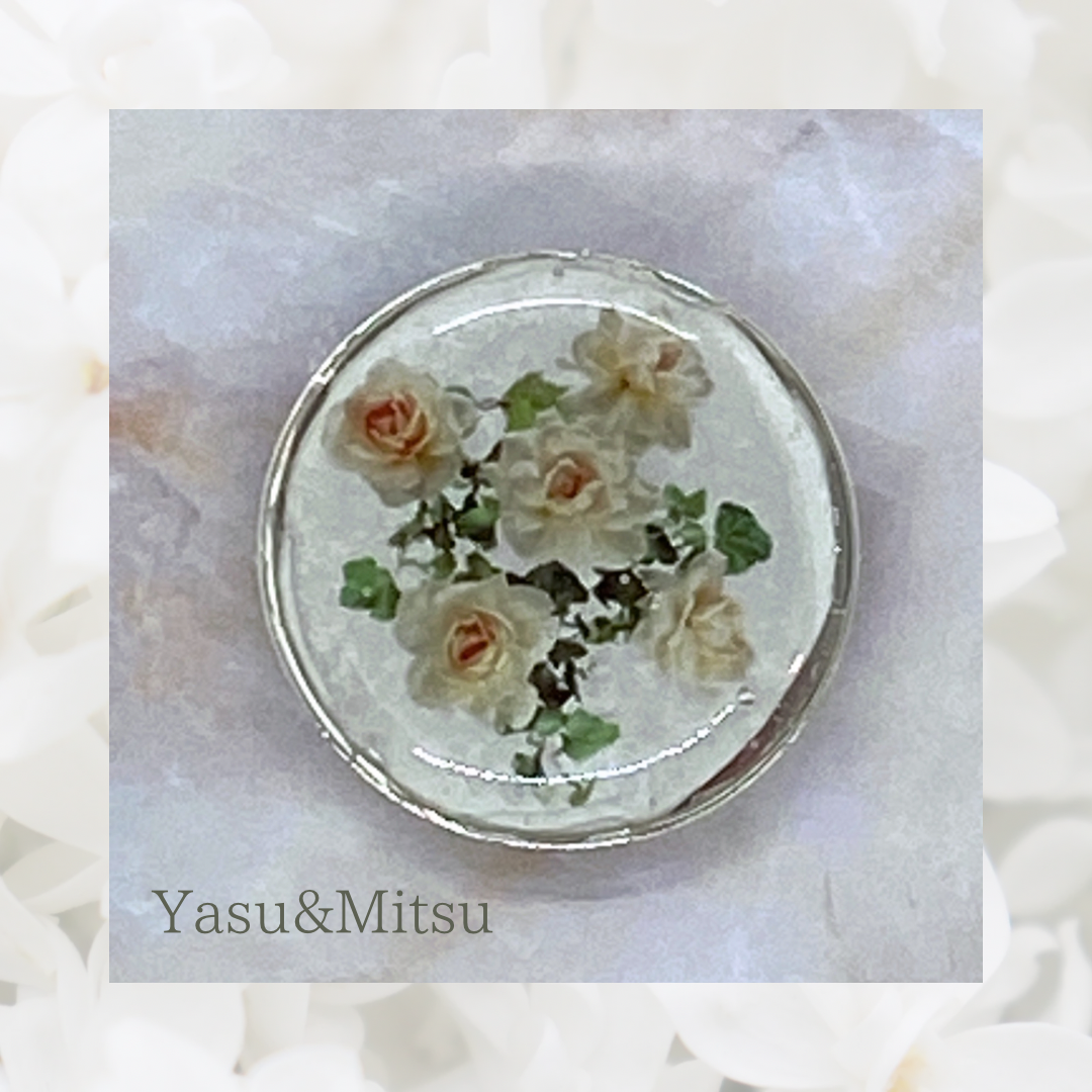 白薔薇のブローチ ハンドメイドのアクセサリー(コサージュ/ブローチ)の商品写真