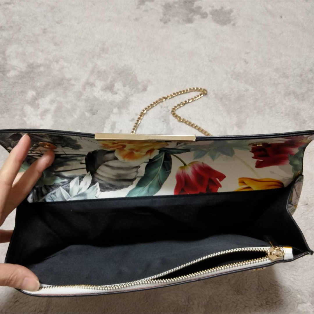 ノーブランド　金チェーンショルダー花柄　総柄　華やか　コンパクト　使いやすい レディースのバッグ(ショルダーバッグ)の商品写真