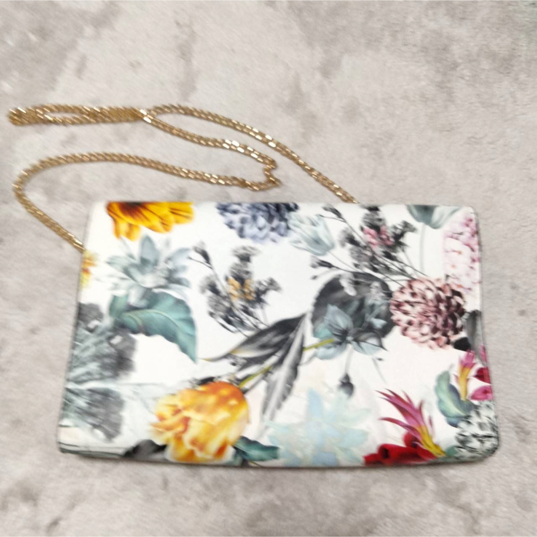 ノーブランド　金チェーンショルダー花柄　総柄　華やか　コンパクト　使いやすい レディースのバッグ(ショルダーバッグ)の商品写真