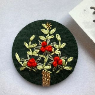 クリスマスツリー①　刺繍ブローチ（大）　ハンドメイド(コサージュ/ブローチ)