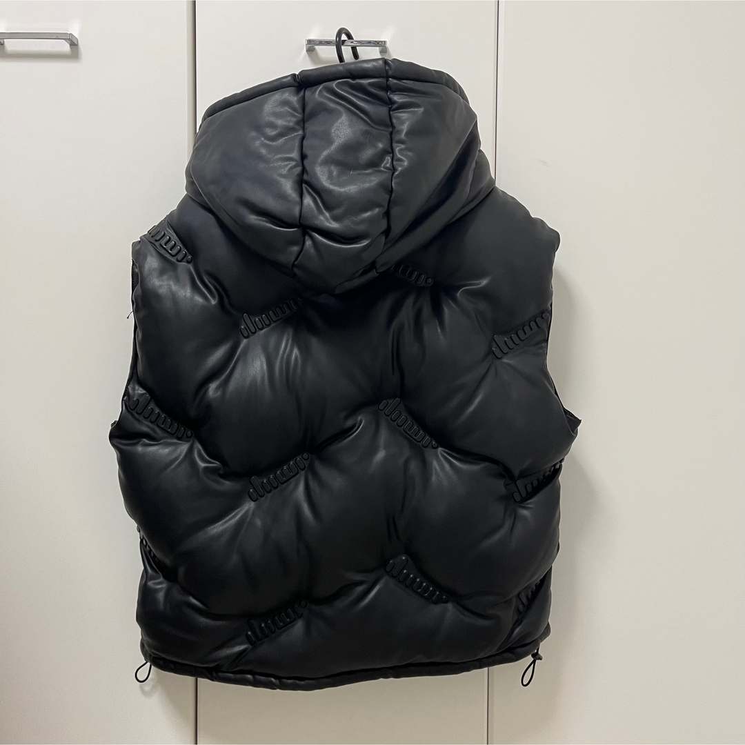 ZARA エンボスレザー ダウンベスト L-XL 人気 エコレザー 即完売品 ZARA エンボスレザー ダウンベスト L-XL 人気 エコレザー 即完売品