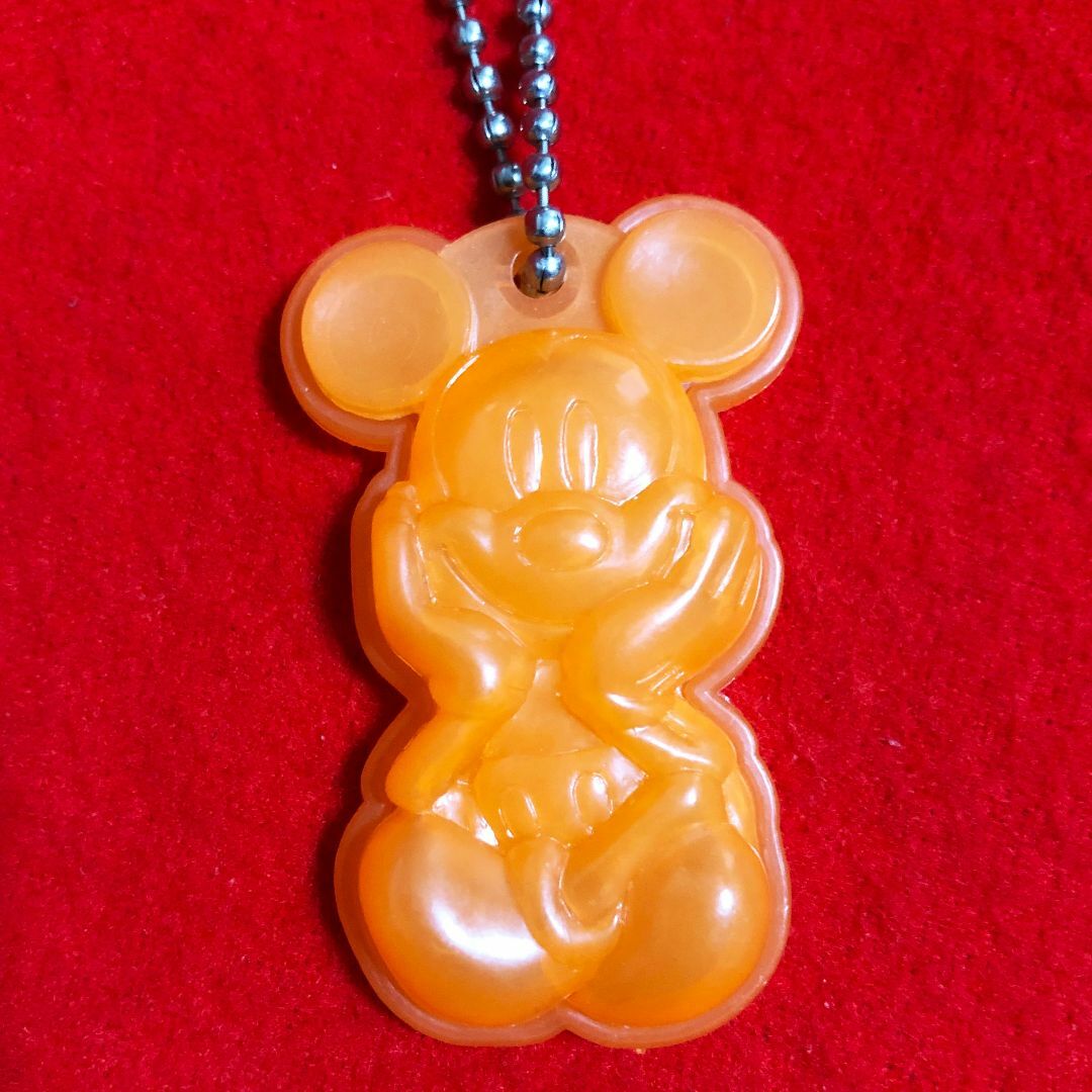 ミッキーマウス(ミッキーマウス)のサンスターミッキーマウスボールチェーン：オレンジ／縦5×横3㎝×厚み8mm程 エンタメ/ホビーのアニメグッズ(キーホルダー)の商品写真