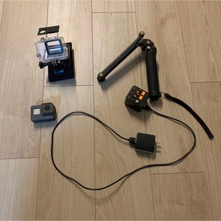 ゴープロ(GoPro)のGoPro社製！HERO5 本体、バッテリー3本、アタッチメント、 SDカード付(コンパクトデジタルカメラ)