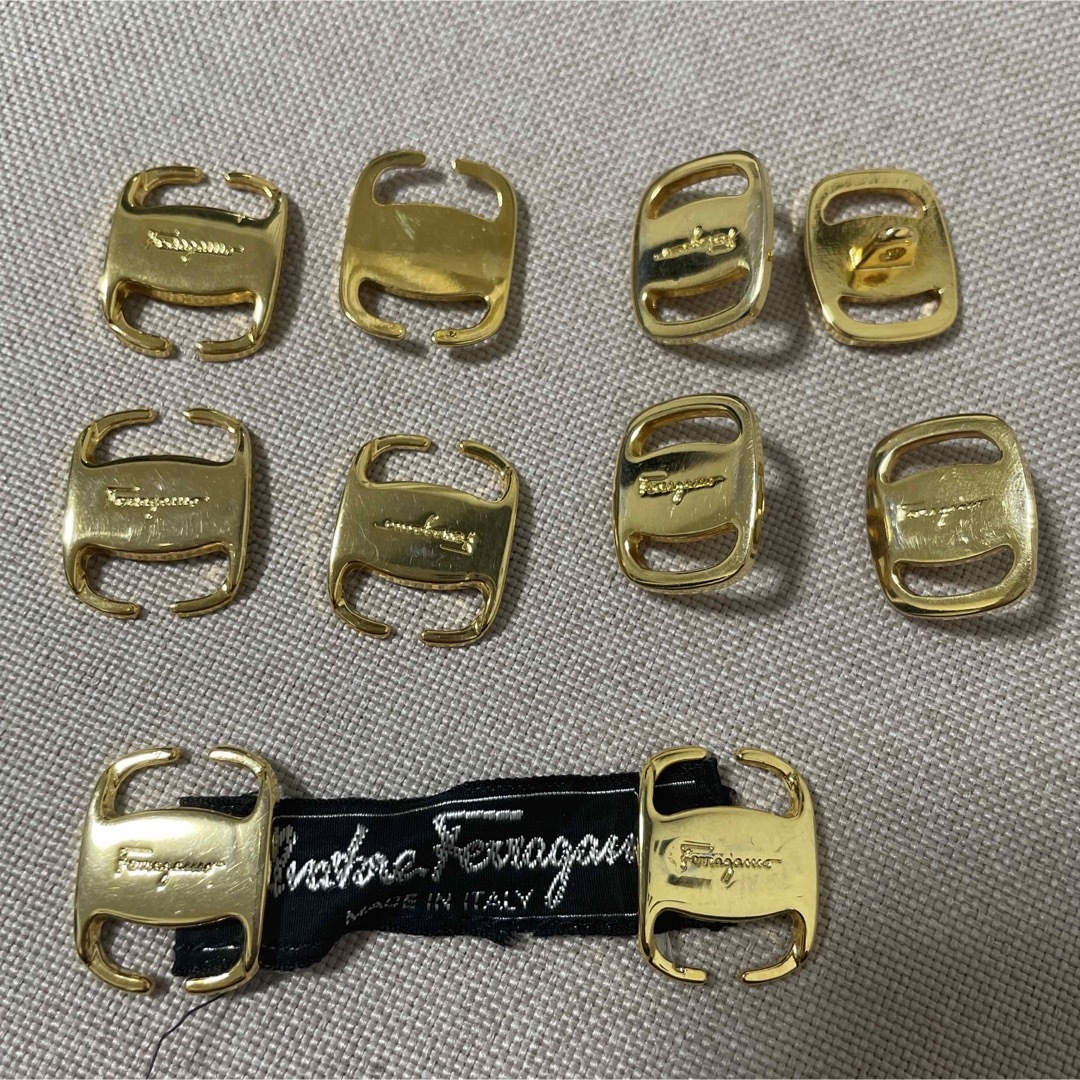 サルバトーレ フェラガモ　カーディガン　ボタン ハンドメイドの素材/材料(各種パーツ)の商品写真