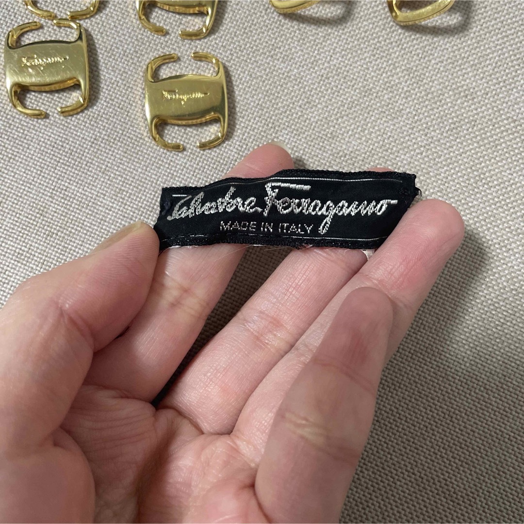 サルバトーレ フェラガモ　カーディガン　ボタン ハンドメイドの素材/材料(各種パーツ)の商品写真