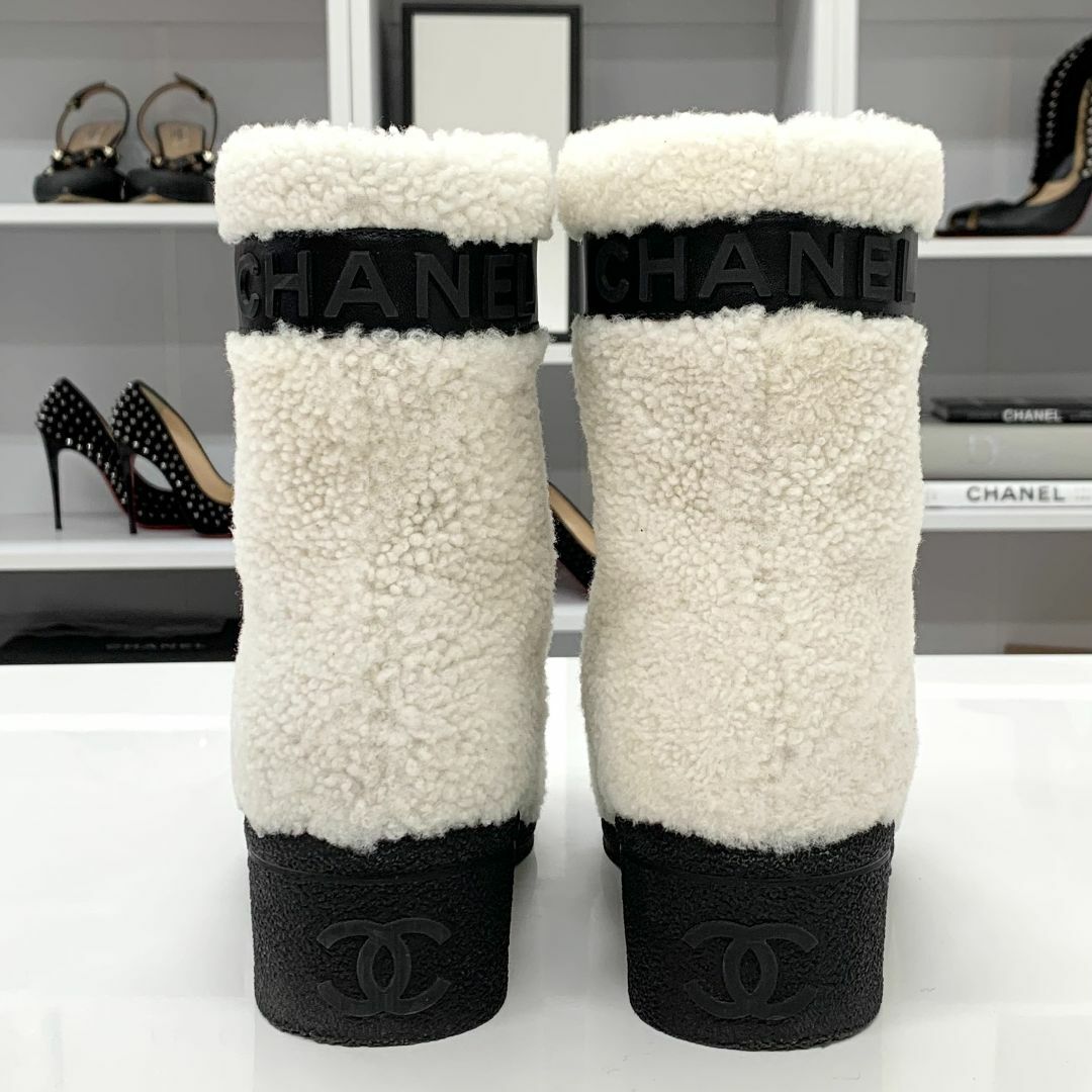 CHANEL(シャネル)の6551 シャネル レザー ムートン ボア　ココマーク ロゴ ショートブーツ レディースの靴/シューズ(ブーツ)の商品写真