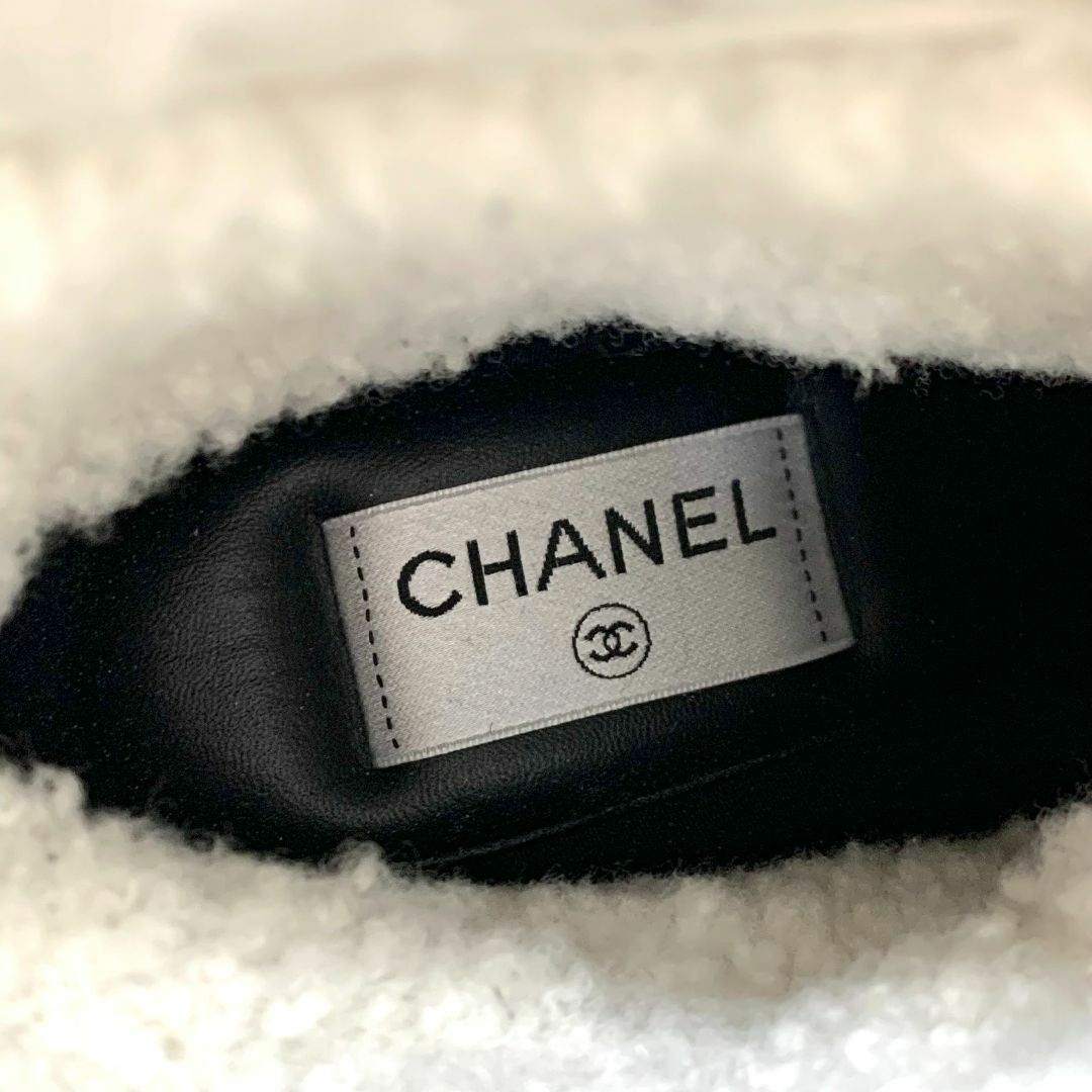 CHANEL(シャネル)の6551 シャネル レザー ムートン ボア　ココマーク ロゴ ショートブーツ レディースの靴/シューズ(ブーツ)の商品写真