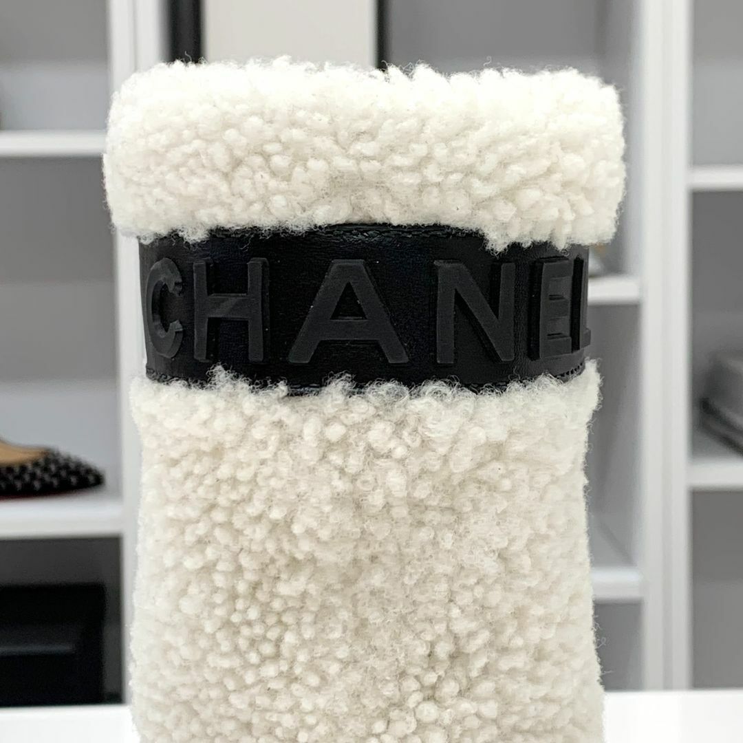 CHANEL(シャネル)の6551 シャネル レザー ムートン ボア　ココマーク ロゴ ショートブーツ レディースの靴/シューズ(ブーツ)の商品写真