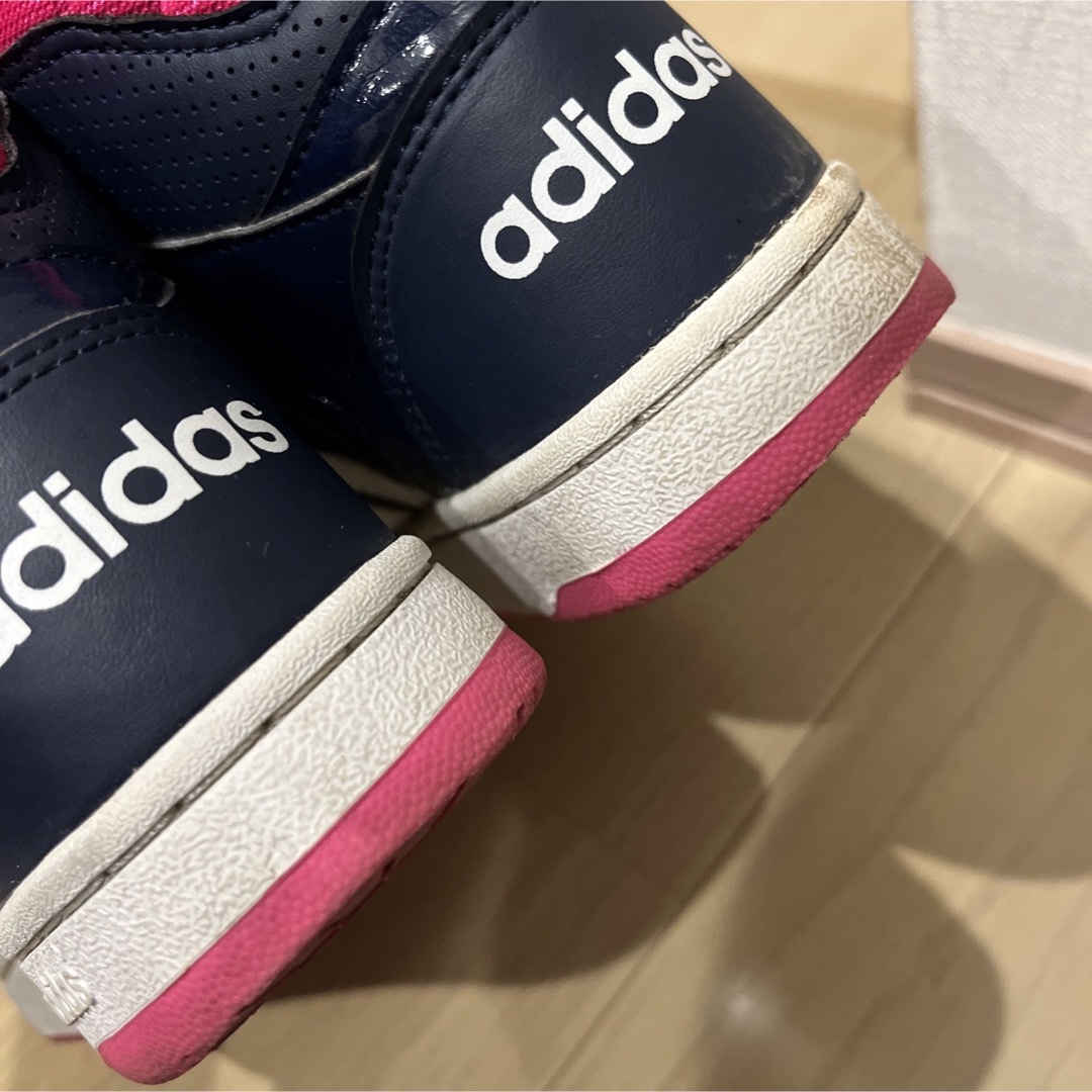 adidas(アディダス)のadidas スニーカー　ハイカット　23.5 レディースの靴/シューズ(スニーカー)の商品写真