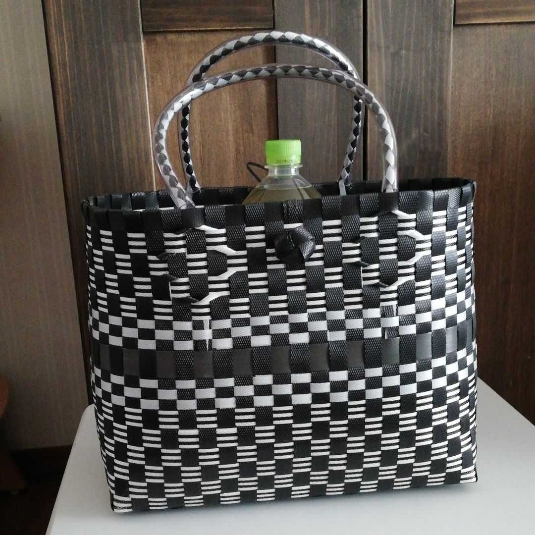 プラカゴバッグ　ハンドメイド　黒+白　新品 レディースのバッグ(かごバッグ/ストローバッグ)の商品写真