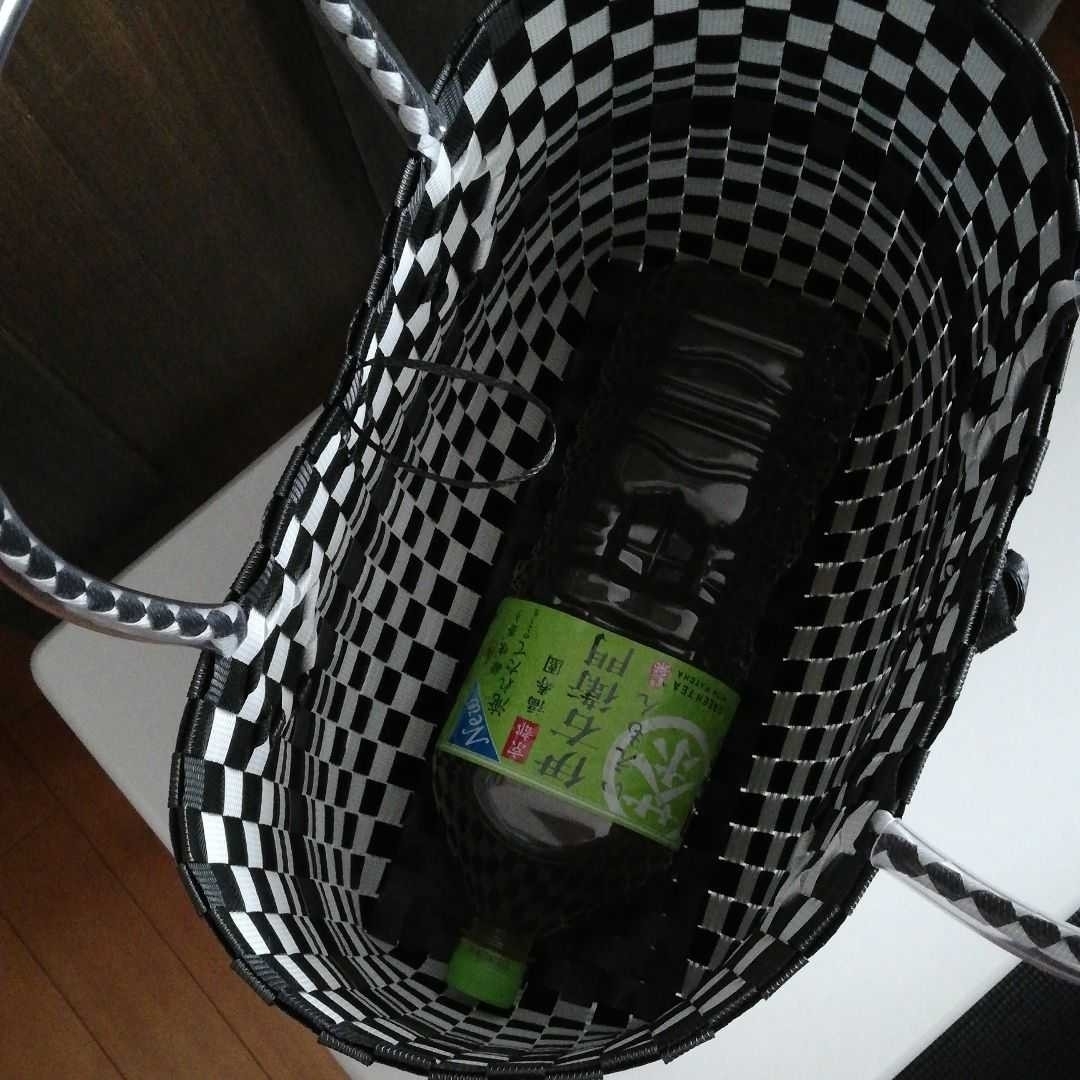 プラカゴバッグ　ハンドメイド　黒+白　新品 レディースのバッグ(かごバッグ/ストローバッグ)の商品写真