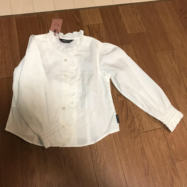 COMME CA ISM(コムサイズム)の100 白ブラウス キッズ/ベビー/マタニティのキッズ服女の子用(90cm~)(ドレス/フォーマル)の商品写真