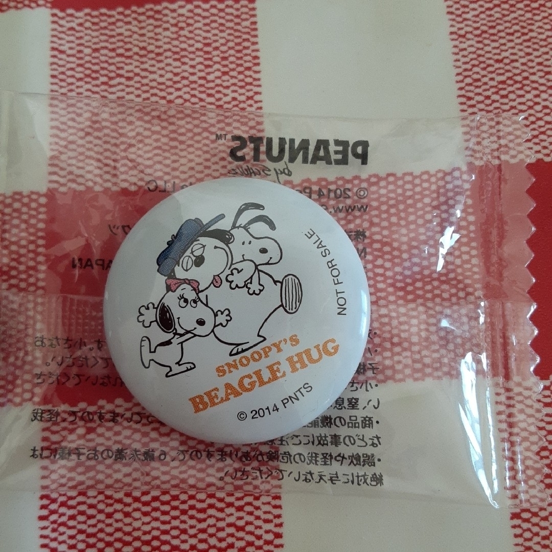PEANUTS(ピーナッツ)の非売品　スヌーピー　ビーグルハグ　缶バッジ エンタメ/ホビーのアニメグッズ(バッジ/ピンバッジ)の商品写真