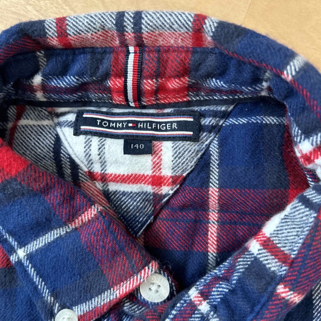 TOMMY HILFIGER(トミーヒルフィガー)の柄シャツ キッズ/ベビー/マタニティのキッズ服男の子用(90cm~)(Tシャツ/カットソー)の商品写真