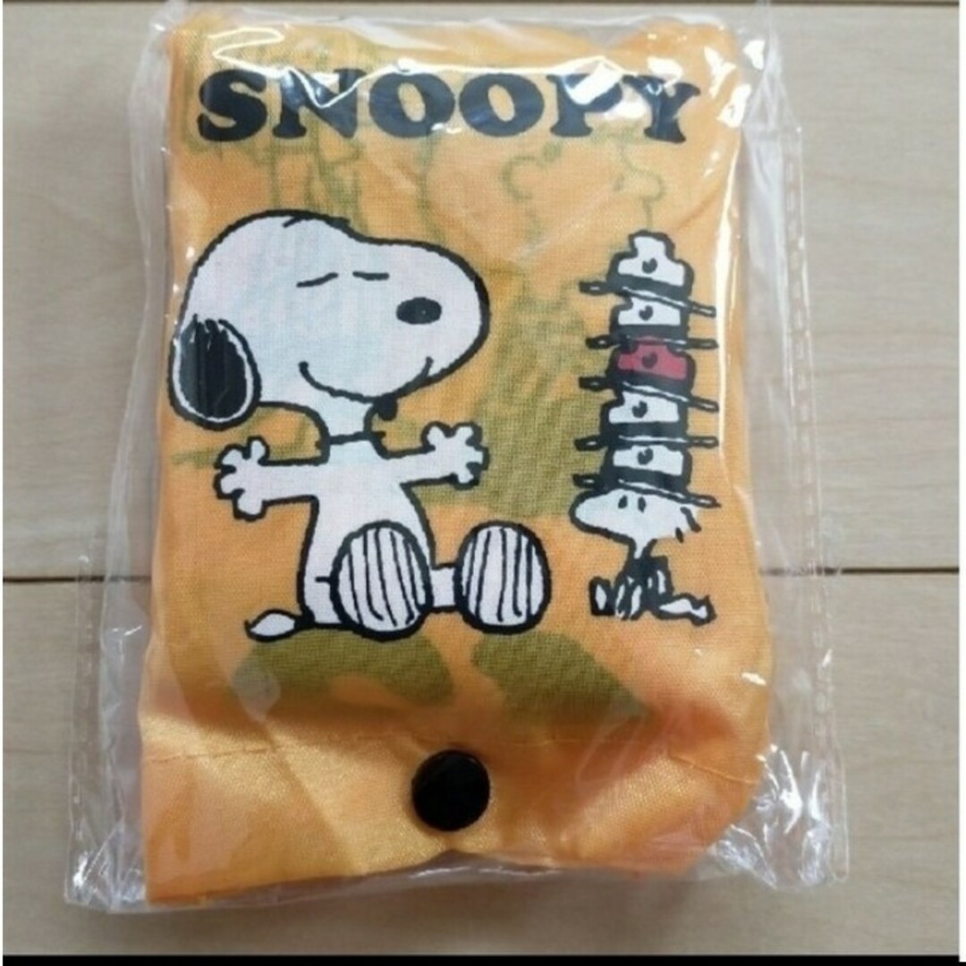 SNOOPY(スヌーピー)の新品✨スヌーピーエコバッグ　ポーチ付き エンタメ/ホビーのおもちゃ/ぬいぐるみ(キャラクターグッズ)の商品写真