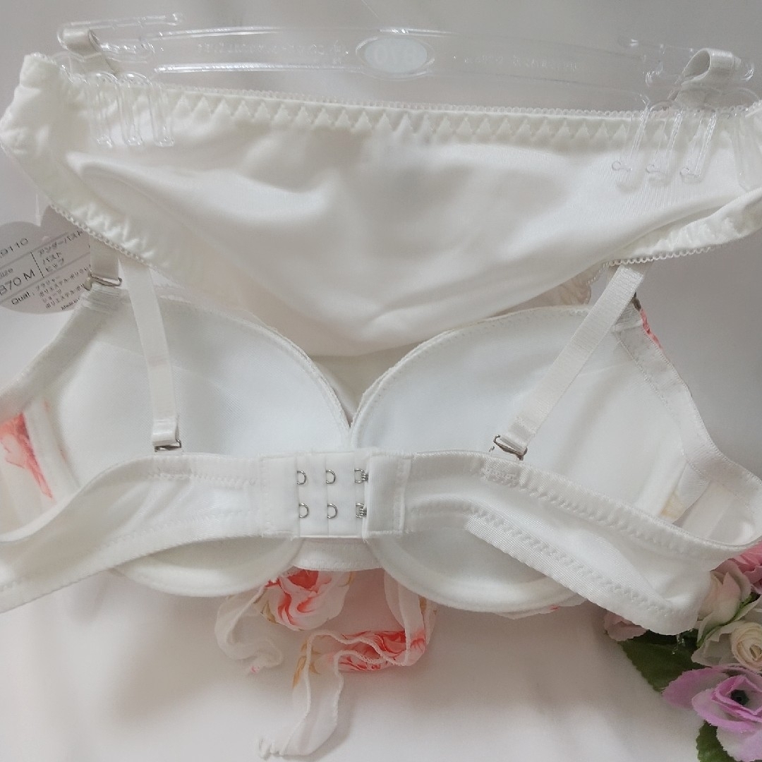【送料込み】Princess ホワイトに花柄　リボンブラとショーツ レディースの下着/アンダーウェア(ブラ&ショーツセット)の商品写真