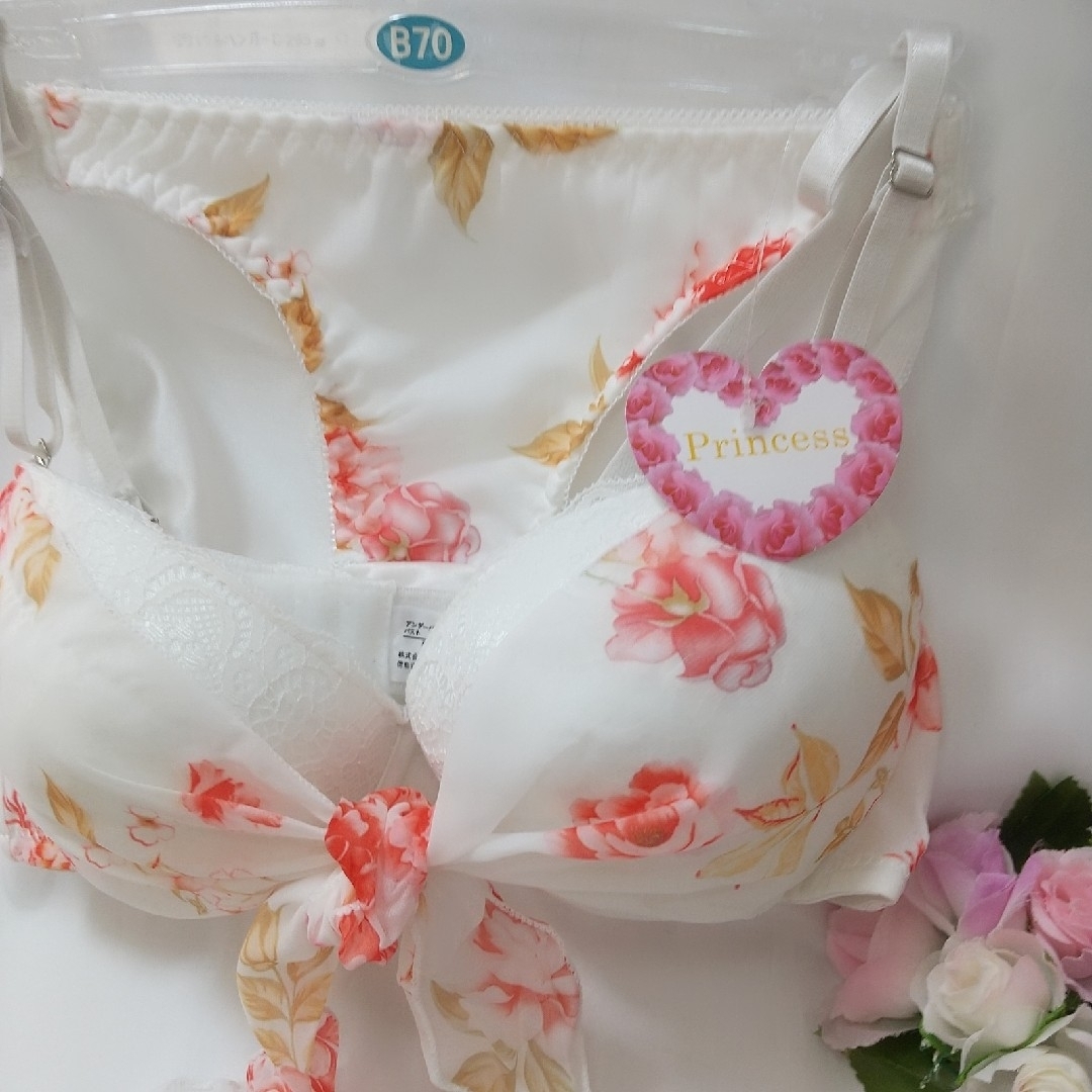 【送料込み】Princess ホワイトに花柄　リボンブラとショーツ レディースの下着/アンダーウェア(ブラ&ショーツセット)の商品写真
