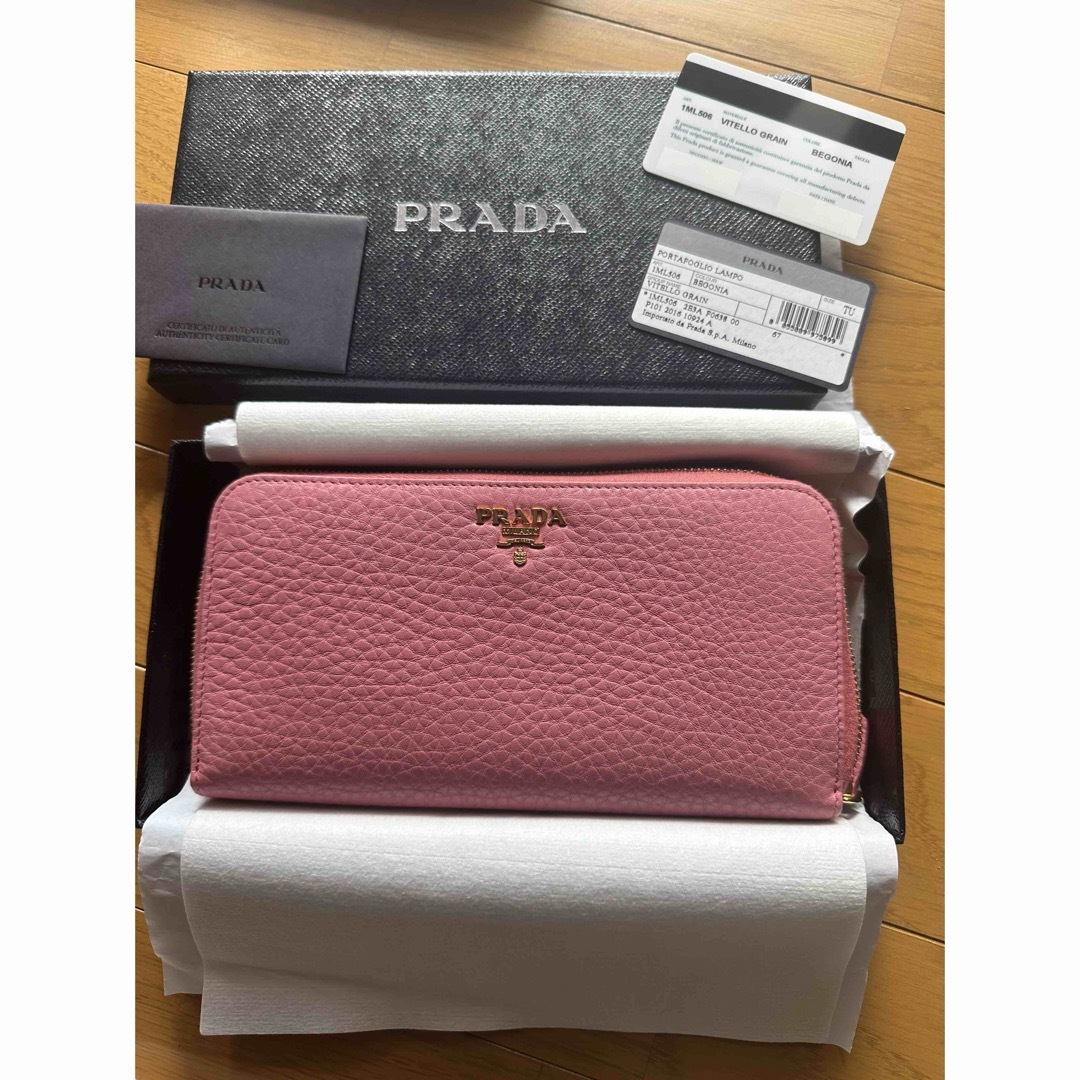 プラダ ピンク色長財布 プラダ ピンク色長財布