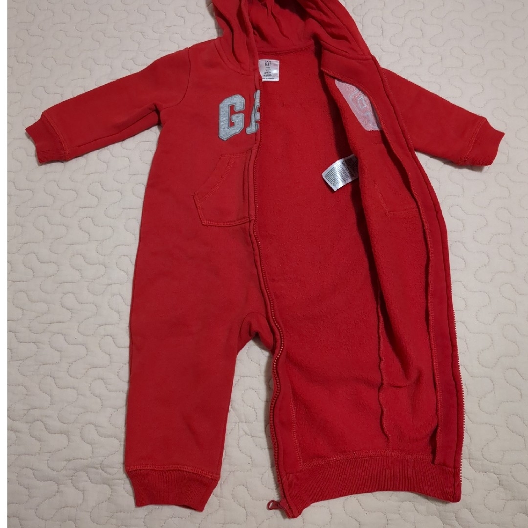 babyGAP(ベビーギャップ)のギャップカバーオール 赤 6-12ヶ月 キッズ/ベビー/マタニティのベビー服(~85cm)(カバーオール)の商品写真