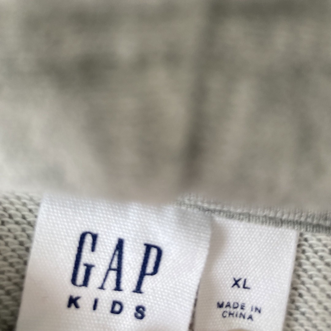 GAP Kids(ギャップキッズ)のGAPKIDS グレーパーカー　日本サイズ150 キッズ/ベビー/マタニティのキッズ服男の子用(90cm~)(ジャケット/上着)の商品写真