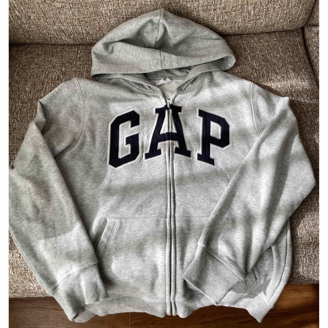 GAP Kids(ギャップキッズ)のGAPKIDS グレーパーカー　日本サイズ150 キッズ/ベビー/マタニティのキッズ服男の子用(90cm~)(ジャケット/上着)の商品写真