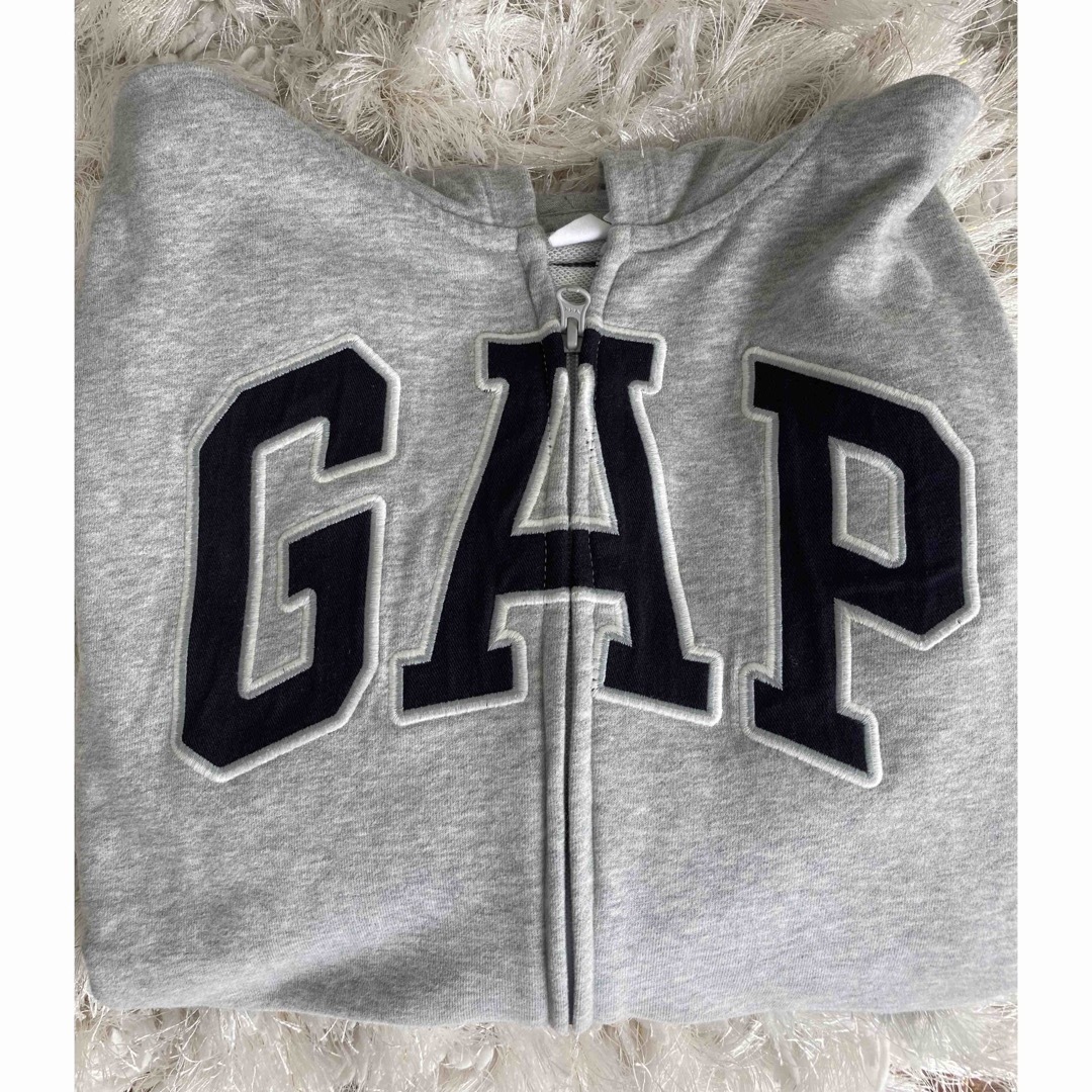 GAP Kids(ギャップキッズ)のGAPKIDS グレーパーカー　日本サイズ150 キッズ/ベビー/マタニティのキッズ服男の子用(90cm~)(ジャケット/上着)の商品写真