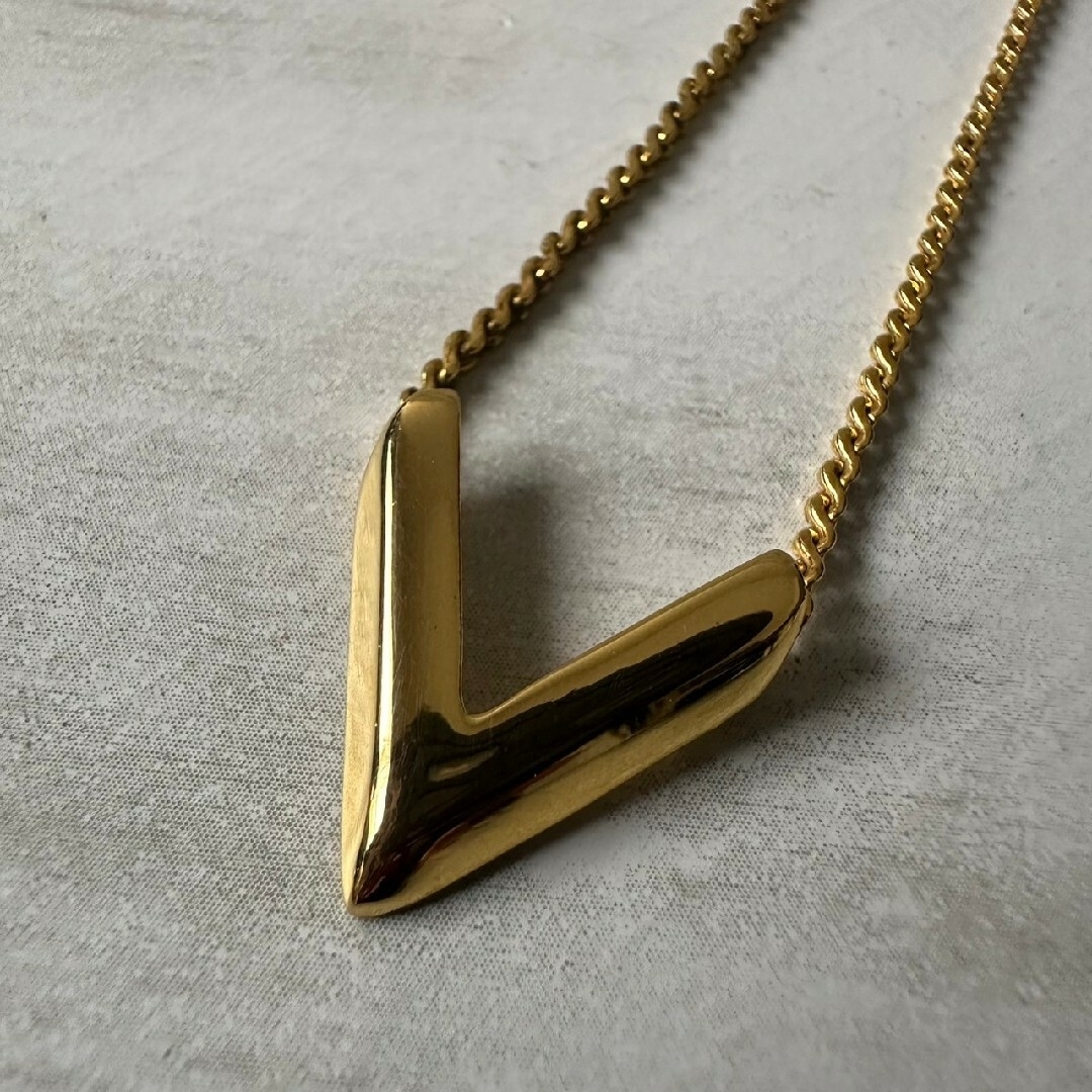 美品 希少 VALENTINO ゴールド ネックレスV字 ヴァレンティノ 美品 希少 VALENTINO ゴールド ネックレスV字 ヴァレンティノ