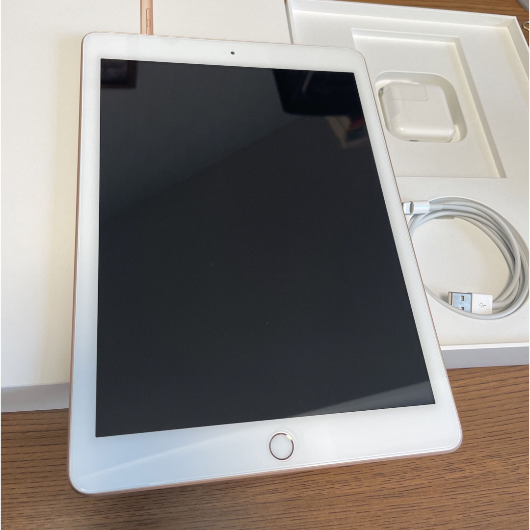 Apple(アップル)のiPad 第6世代 WiFi 128GB ゴールド スマホ/家電/カメラのPC/タブレット(タブレット)の商品写真